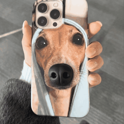 Un dedo apretando el hocico de silicona de la funda